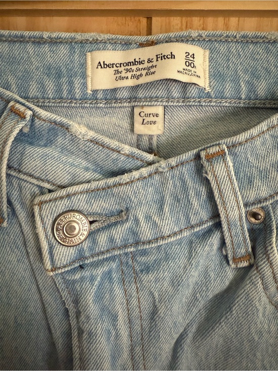 Abercrombie & Fitch Denim - Abercrombie & Fitch 90s Straight Light Wash High-Rise Jeans - Curve Love.